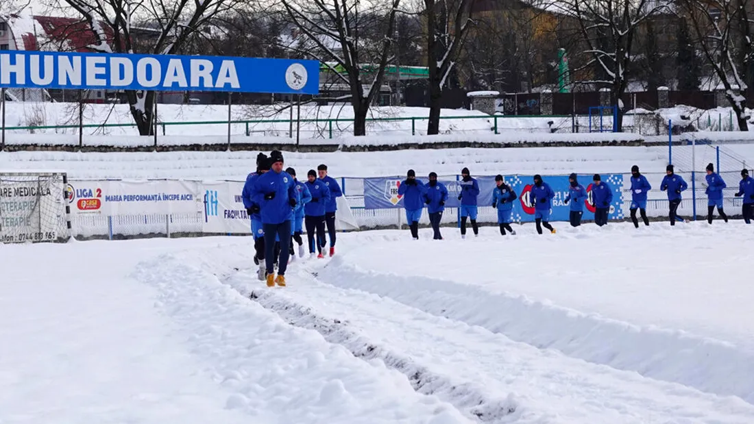 Reunire printre nămeți a Corvinului, cu doar 22 de jucători! Florin Maxim își dorește cel puțin două achiziții: ”Sunt foarte mulţumit de cum au arătat băieţii în sezonul de toamnă”