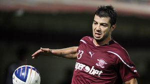 EXCLUSIV Marius Constantin se întoarce la Rapid:** "Vine să luăm titlul!" Pe ce perioadă a semnat fundașul