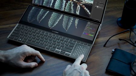 Un laptop din altă ligă: ASUS ZenBook Pro Duo 15 OLED (UX582)