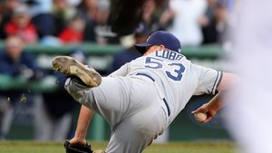 VIDEO Lovit în cap cu 150 km/h! Un jucător de baseball a fost făcut KO după ce a fost lovit cu o minge!
