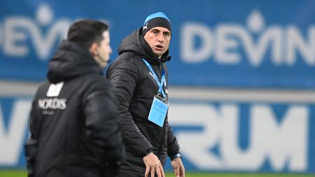 Legendele Universității Craiova sar la gâtul antrenorului Ivaylo Petev, după umilința cu FCSB! Discurs manifest, în direct la ProSport Live: „Sunt de acord că nu cunoaște fotbalul! Uită-te, băi, băiatule, studiază!” VIDEO