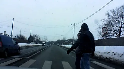 VIDEO Se întâmplă în România!** Au rămas încremeniți pe trecerea de pietoni când au văzut ce face un șofer grăbit