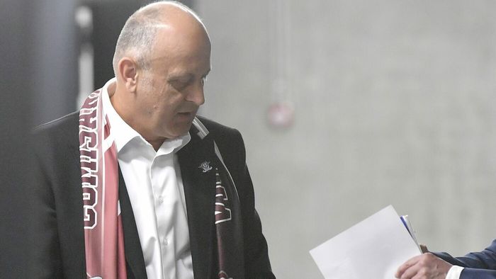 El e primul român care a semnat oficial cu Genoa, după preluarea clubului de către Dan Șucu. „Este un lucru pe care foarte puțini se așteptau să-l audă și sunt foarte mândru că a fost ținut secret așa cum a trebuit”