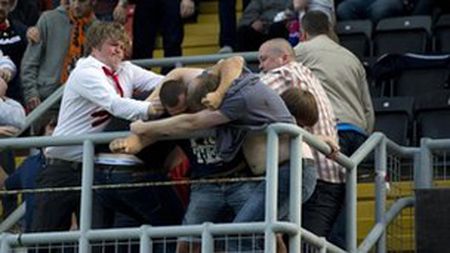 INVADATĂ‚ de ruși, Scoția e în stare de șoc!** VIDEO Fanii lui Dinamo Moscova au făcut LEGEA în tribunele lui Dundee