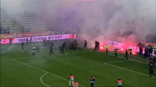Bătaie pe teren la Dinamo – UTA! Suporterii arădeni, însoțiți de prietenii de la CSA Steaua, s-au luat la pumni cu fanii „câinilor” chiar pe gazon. VIDEO