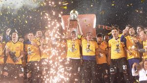 INTERVIU | Romario Benzar vorbește despre drumul spre titlu: "La Dinamo - FCSB, în minutul 90+6, eram în genunchi cu Țîru și ne rugam să înscrie Hanca. Atunci am știut că luăm titlul". Căpitanul Viitorului a făcut echipa sezonului 2016/2017 doar din adversari