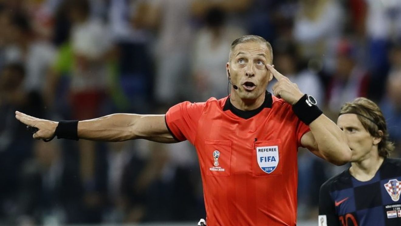 Centralul de la finala Mondialului, ținta criticilor: "Acel penalty m-a dezgustat. E o decizie rușinoasă! Dacă voi credeți că acela a fost penalty..." 