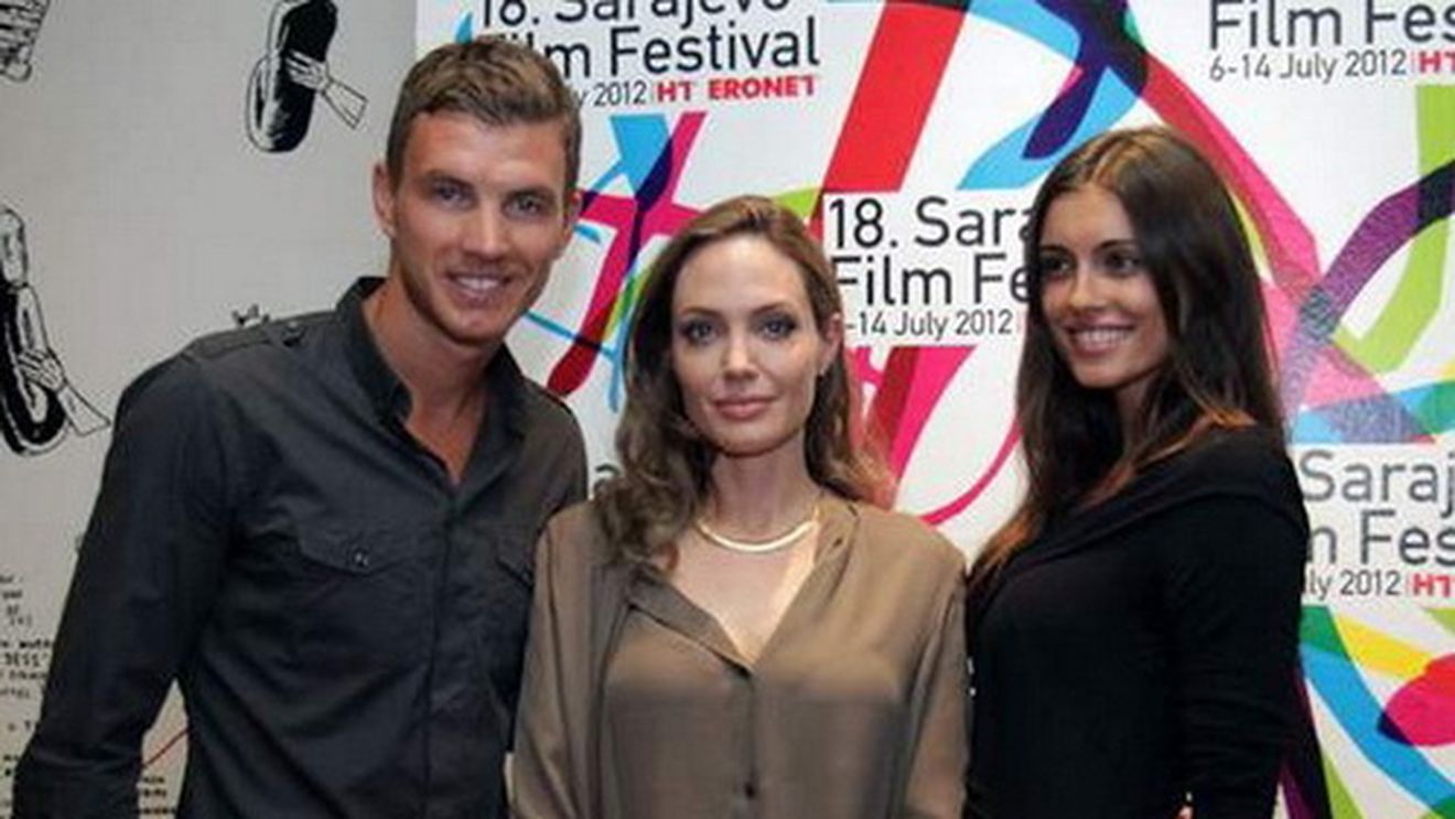 FOTO Dzeko în "marcaj" la Angelina Jolie! Apariția actriței de la festivalul de film de la Sarajevo