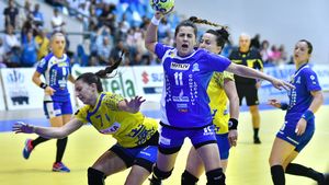 Corona Brașov și SCM Craiova rămân în urmărirea liderului, Clujul se „scufundă". Rezultatele etapei a 6-a a Ligii Naționale de handbal feminin și clasamentul la zi