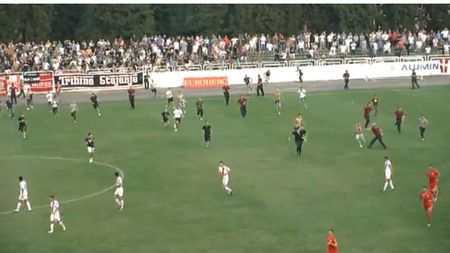 Scene INCREDIBILE! VIDEO Au vrut să le rupă picioarele!** O echipă întreagă a FUGIT în afara stadonului ca să scape de o bătaie ca-n filme