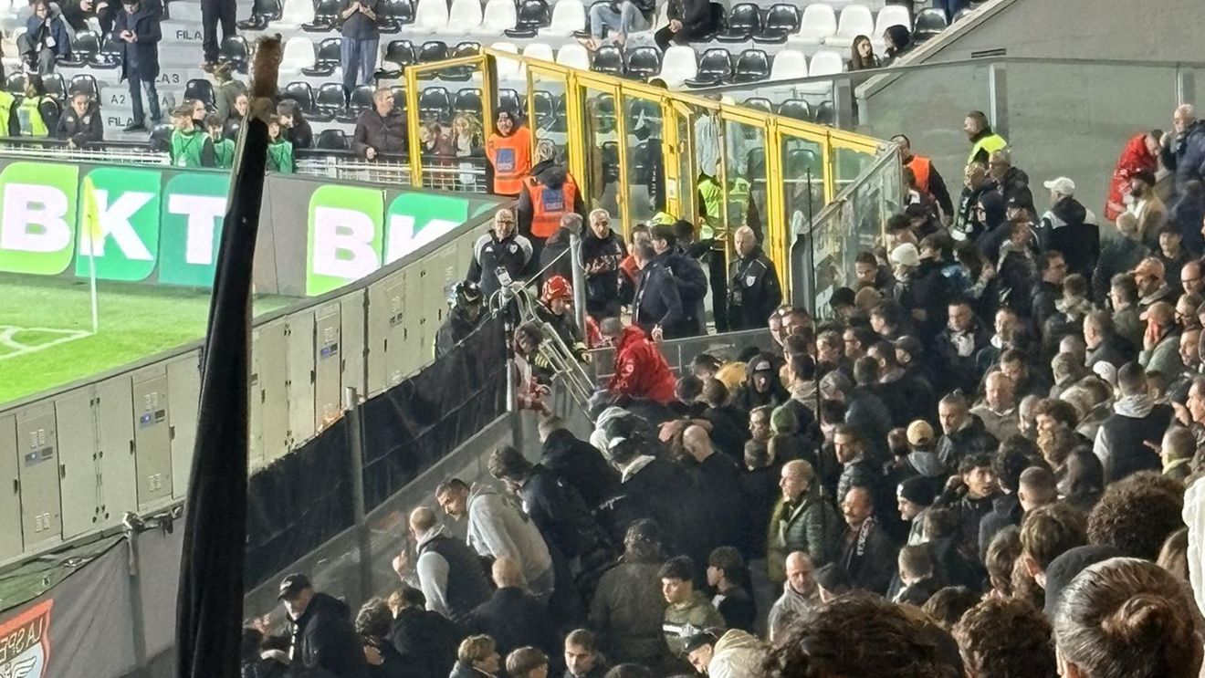 Incident șocant în Italia! Un suporter a ajuns la spital după ce a căzut într-un șanț de la stadion