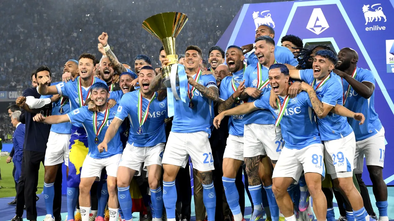 Bornele fantastice atinse de Napoli cu mijlocașul golgheter și antrenorul „acontat” în Maldive: „Este un fenomen!”. Cifrele unei reveniri istorice în Serie A după : „Doar el ne putea duce iar în vârf”. SPECIAL