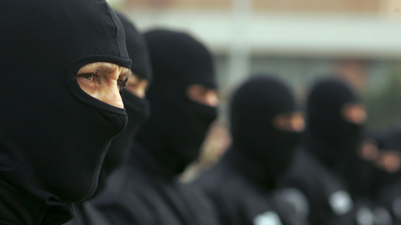 Teroare la un meci din Divizia A la handbal!** Mascații au evacuat cu forța o galerie formată din femei și copii