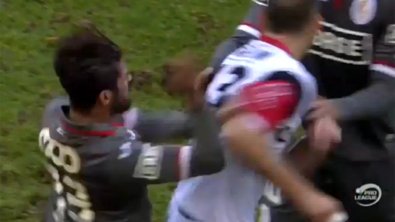 VIDEO - Atacat brutal în două rânduri, un fotbalist de la Standard a răbufnit și și-a atacat adversarul cu pumnul