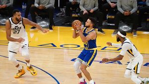 Moment istoric pentru baschetul din SUA! Stephen Curry, cel mai bun marcator de trei puncte din NBA | VIDEO