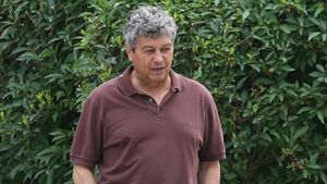Strâng semnături pentru Mircea Lucescu