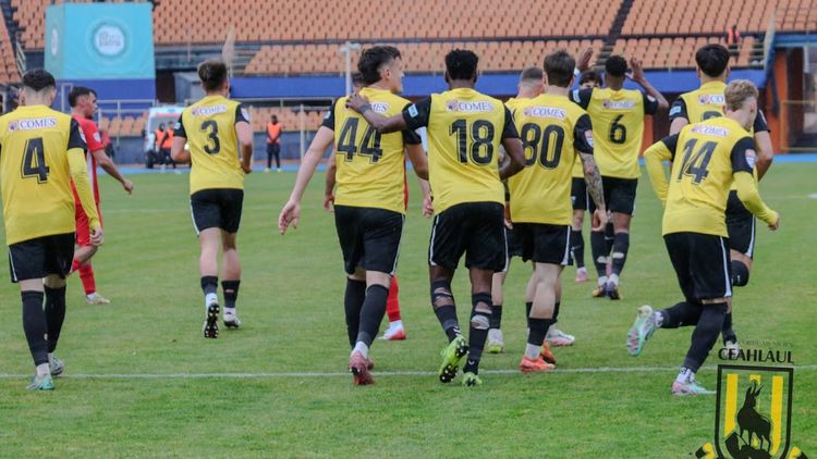 Situație disperată la Ceahlăul: jucătorii au ajuns la șase salarii neprimite în ultimele zece luni! Managerul sportiv, despre protestul de la Câmpulung și cum se reușește ținerea echipei pe linia de plutire. INTERVIU