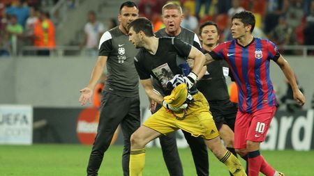 Reacție neașteptată a jucătorilor Legiei, după ce steliștii i-au bombardat cu brichete! Ce au discutat în vestiar