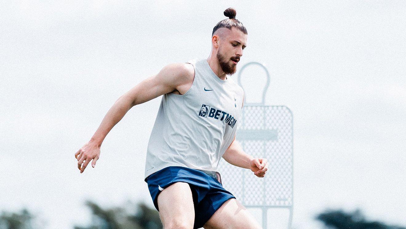 Transferul de 60 de milioane de euro care vine cum nu se poate mai rău pentru Radu Drăgușin. Fabrizio Romano a anunțat negocierile purtate de Tottenham