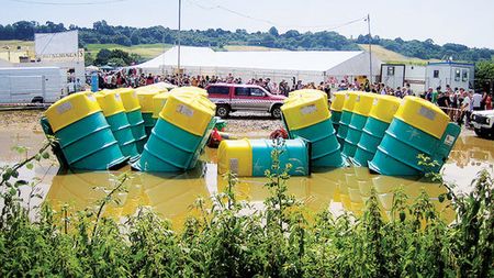 Legea WC-urilor!** Cererea de toalete portabile pentru JO a închis ediția din 2012 a celui mai mare festival de rock din Regat
