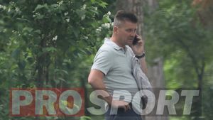 Dusan Uhrin jr, plimbare prin parc și nervi la telefon! Cum a fost surprins antrenorul lui Dinamo în Herăstrău | GALERIE FOTO & VIDEO EXCLUSIV
