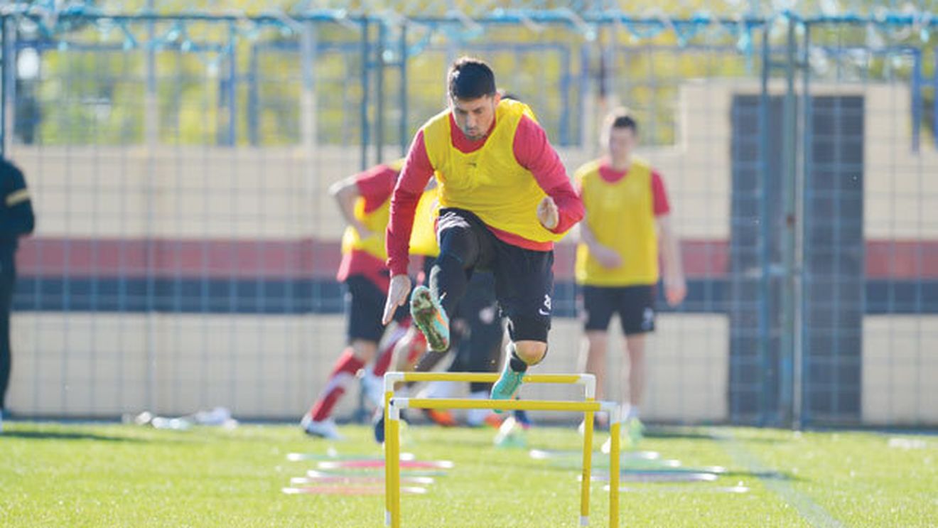 Liderul "haitei", doborât de stomac!** Dănciulescu a stins răscoala din vestiar, dar a ieșit din antrenament din cauza unei indigestii