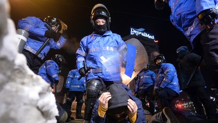 EXCLUSIV | Cine e jandarmul în civil bătut de colegii lui în Piața Victoriei. Legăturile cu galeriile echipelor bucureștene: "Nu era acolo întâmplător, era plasat între băieții de la Dinamo". Bărbatul a fost spitalizat

