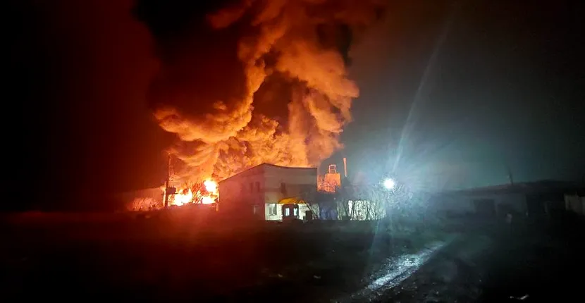 Incendiu de proporții pe centura Bucureștiului, la un depozit de frigidere vechi