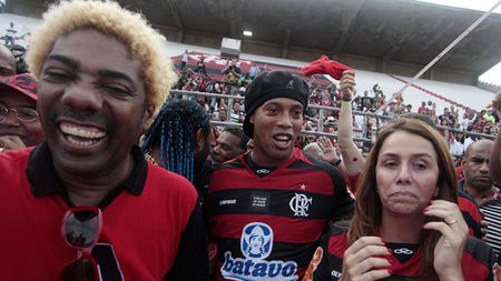 VIDEO** Isterie națională în Brazilia! Peste 20.000 de fani au "tras" de Ronaldinho la prezentarea oficială