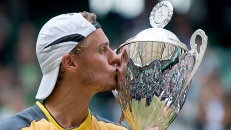 Lleyton Hewitt a trecut de Roger Federer în finala de la Halle!