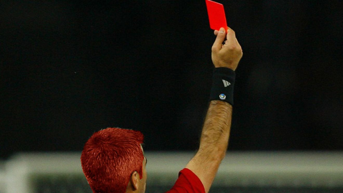 PRĂ‚PĂ‚D pe gazon! Un arbitru a eliminat 19 jucători!