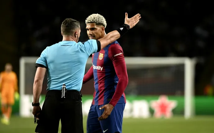 Ce gest a făcut Araujo despre Istvan Kovacs după ce românul i-a dat cartonaş roşu în Barcelona – PSG! Riscă o suspendare uriaşă