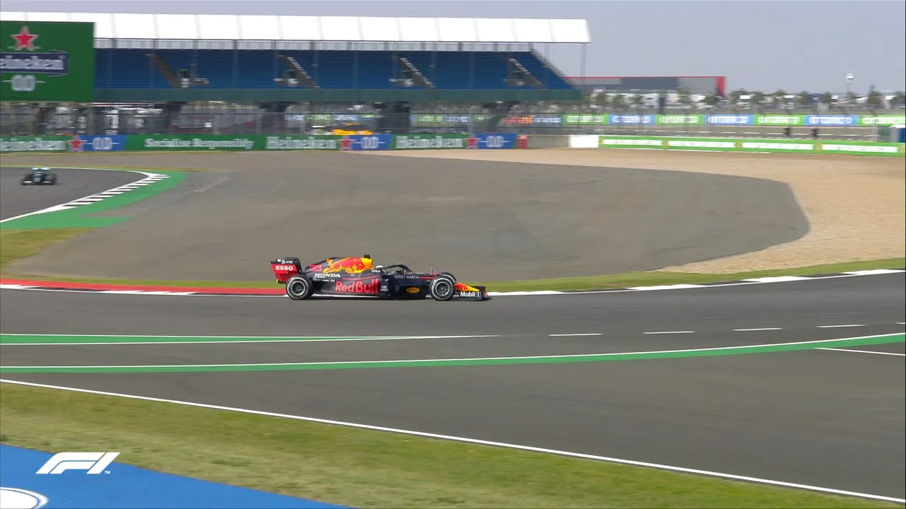 Surpriză în Formula 1: olandezul Max Verstappen a câștigat Marele Premiu de la Silverstone în fața lui Valtteri Bottas și Lewis Hamilton | VIDEO