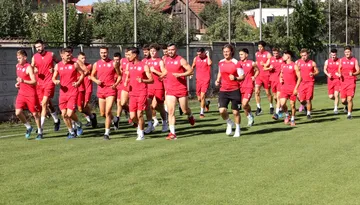 Aglomerație la reunirea FC Bihor: Erik Lincar a avut 31 de jucători la dispoziție! Președintele Tătar a anunțat un nou partener principal pentru club