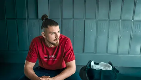 „Mă simțeam imbatabil și, într-o milisecundă, am fost adus cu picioarele pe pământ”. Radu Drăgușin dezvăluie cum l-a schimbat accidentarea gravă de la genunchi