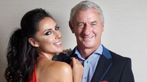 GALERIE FOTO | Iubita lui Ian Rush a "furat" toate privirile la ultimul meci. E cu 19 ani mai mică decât legendarul atacant galez: "Îl urmăream la TV când eram tânără"