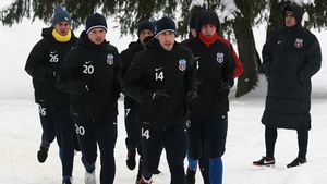 Ilie Stan s-a pus rău cu Becali, ca să-l treacă pe lista UEFA, dar jucătorul e depășit de situație și reacționează uluitor:** "De ce mă dați, mă, titular?"