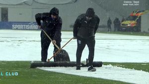 Imagini incredibile de la Craiova! Terenul, acoperit de zăpadă! A cedat instalația de încălzire înaintea meciului Universitatea - Sepsi Sfântu Gheorghe! FOTO