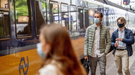Campanie inedită pentru oamenii care nu vor să poarte măști în mijloacele de transport în comun. Transpirația este punctul forte al acestei inițiative