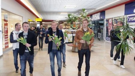 De 8 martie, jucătorii Oțelului au împărțit flori tuturor femeilor întâlnite pe străzile din Galați