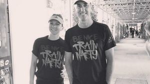 FOTO | Simona Halep și Darren Cahill și-au făcut apariția la Madrid în tricouri de susținere pentru Ilie Năstase: "Be Nice, Train Nasty"