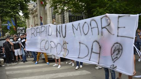 Fanii Rapidului contestă decizia din dosarul transferurilor:  "Greii fotbalului în libertate pentru 12 milioane de euro fraudate" 