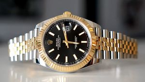 Aroganță de milionar. I-a cumpărat fiicei de 3 ani un Rolex de 12.000 de euro