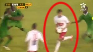 Așa ceva nu s-a mai văzut pe un teren de fotbal. VIDEO EPIC - A înscris în prelungiri, dar a uitat de bucurie. A "ARESTAT" mingea și a jucat "MĂ‚GĂ‚RUȘUL" cu adversarii pentru a trage de timp