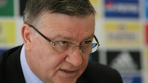 "Penescu vindea kilogramul de zahăr la 900 de grame!"**