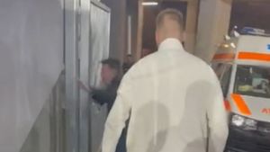 Un impresar a sărit la jurnaliști, în timpul meciului Rapid București - Oțelul Galați! Pe unul l-a împins în poarta de fier, altuia i-ar fi luat telefonul și pe un al treilea l-ar fi amenințat: cine este bărbatul care a declanșat scandalul monstru pe Giulești