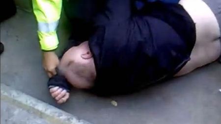 VIDEO Fanii au plecat SCÃ‚RBIȚI de la ultimul meci al lui City!** Fan de 60 de ani, AGRESAT de stewarzi pentru un motiv incredibil! Imaginile care i-au unit pe ultrași: