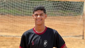 Povestea ireală a lui Iran Ferreira, brazilianul sărac care a devenit vedetă mondială prin clipurile sale pe Tik-Tok! Dă goluri pe câmp, se bucură în genunchi, a ajuns să fie prieten cu Neymar şi să facă sute de mii de euro | VIDEO