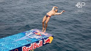 Cătălin Preda participă la etapa din Insulele Azore în Seria Mondială Red Bull Cliff Diving