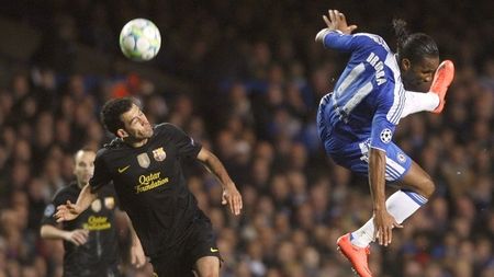 Momentul în care nici englezii n-au mai suportat: "Drogba, ești bun, dar te rog ceva"** Imaginea zilei și mesajul lui Rooney pentru atacantul lui Chelsea